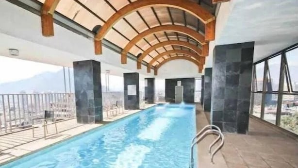 Una piscina cubierta con vistas a las montañas.