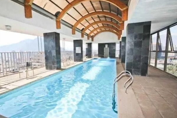 Una piscina techada, una piscina al aire libre de temporada