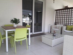 Outdoor dining - Apartment in villa - Air conditioned - Wi-fi - near the sea (Avola)