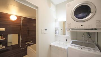 Duschwanne, Haartrockner, Handtücher