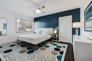 4 soverom, skrivebord, strykejern/-brett og reiseseng for barn