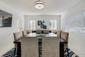 Dining - Historic bungalow, heated pool, cabana, arcade, on park, beach 5 min, dogs ok.  (Hollywood)