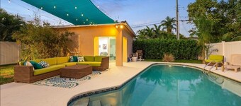 Historic bungalow, heated pool, cabana, arcade, on park, beach 5 min, dogs ok. 