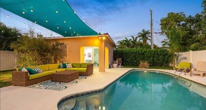 Historic bungalow, heated pool, cabana, arcade, on park, beach 5 min, dogs ok.