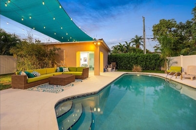 Historic bungalow, heated pool, cabana, arcade, on park, beach 5 min, dogs ok.