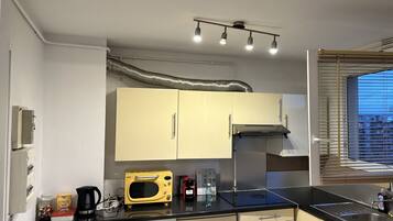 Réfrigérateur, micro-ondes, plaque de cuisson, lave-vaisselle