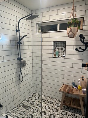 Een douche, een haardroger, handdoeken, zeep