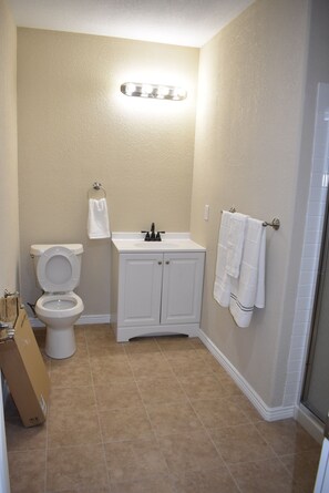 مجففات شعر، مناشف، صابون، شامبو