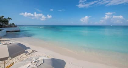 Regal Beach Club #322 - 2BR Ocean View 7 Mile Beach