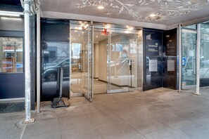 Exterior detail - Modern Lenox Hill 2BR w/ Elevator & Doorman, by Blueground (Uptown)