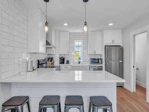 Frigorifero, microonde, forno, piano cottura