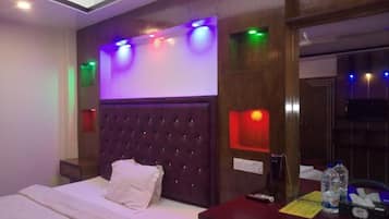 Executive Suite | Down duvets, individually furnished, desk, free WiFi