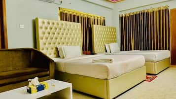 Tomannsrom – deluxe | Dundyner, individuelt innredet, skrivebord og wi-fi (inkludert)