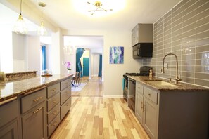 Jääkaappi, mikroaaltouuni, uuni, liesi