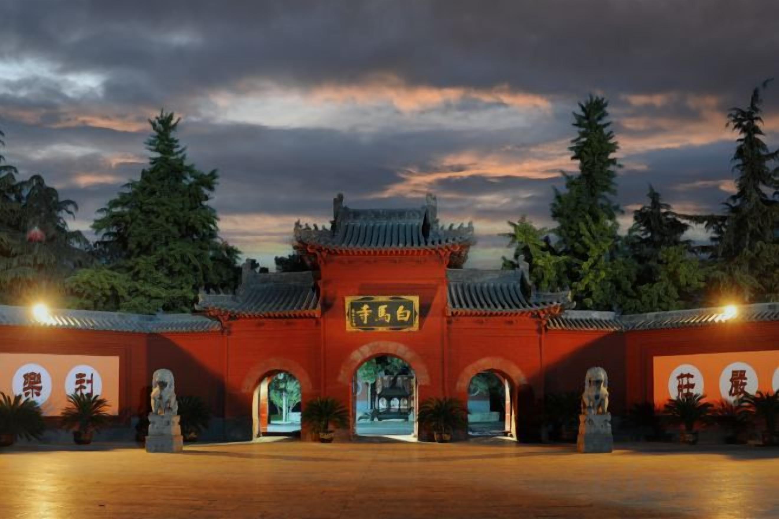 Una puerta tradicional china con un letrero, entradas en arco y estatuas.