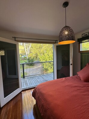 1 bedroom, bed sheets