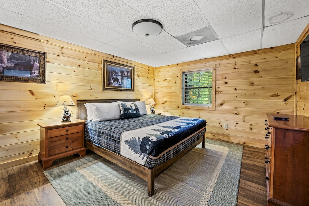 3 King Suites Dog Friendly Cabin 3 Miles Gatlinburg Hot Tub and Game Room Gatlinburg Vrbo