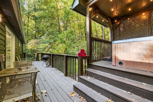 3 King Bed Suites - Dog Friendly - Private Hot Tub - 4 mi Gatlinburg