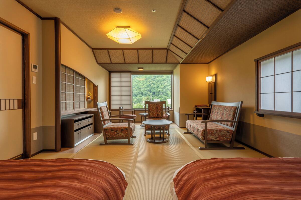 Ein traditioneller japanischer Raum mit Tatami-Boden, niedriger Holzmöbel und Schiebetüren.