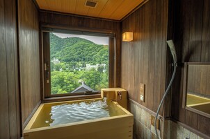 淋浴/盆浴组合、泉水浴缸、吹风机、毛巾