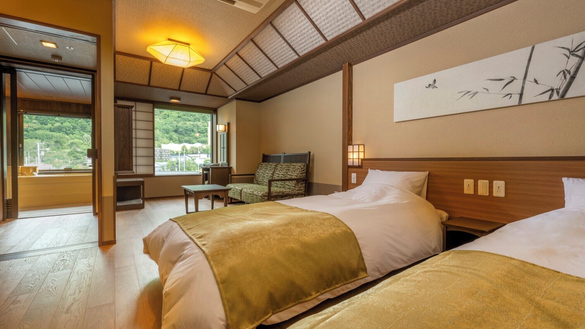 Habitación de hotel con dos camas, un área de descanso con una silla, un ventanal grande y una obra de arte en la pared.