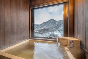 Luxury Twin Room | Bathroom | Combined shower/tub, spring water tub, hair dryer, towels - Jozankei Yurakusoan (Sapporo)