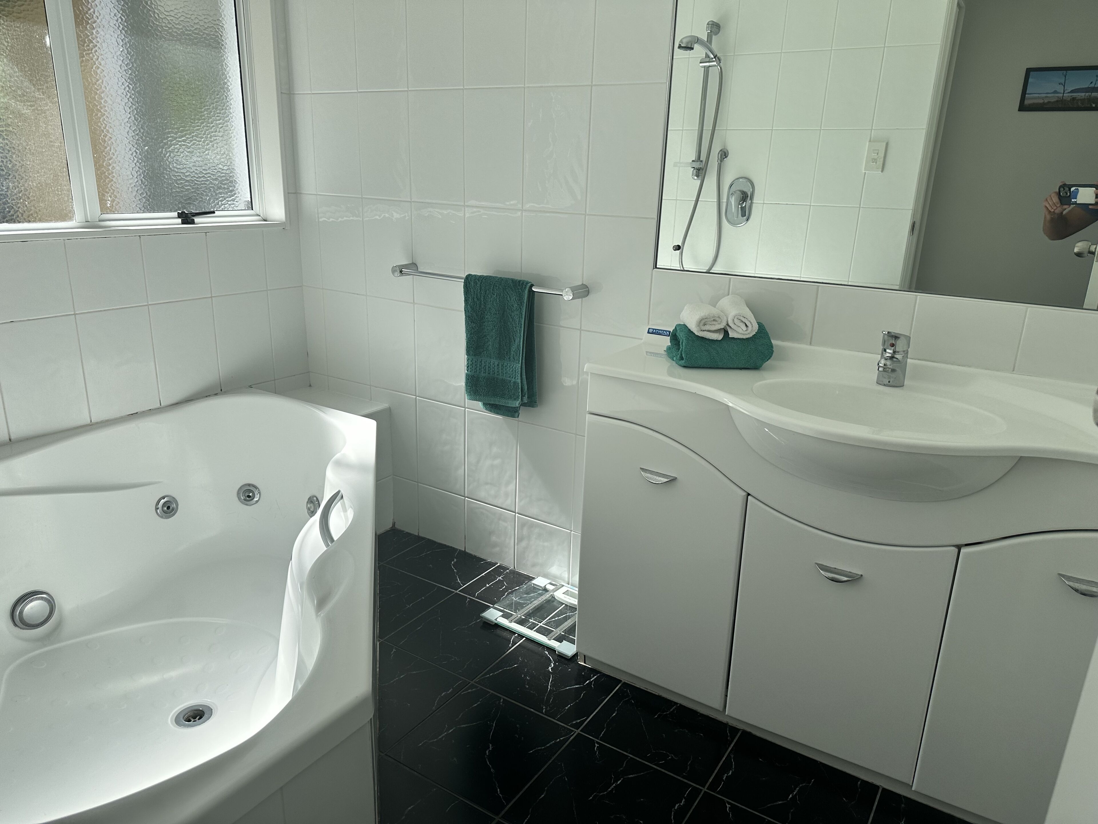 Haartrockner, Handtücher, Toilettenpapier