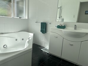 Hiustenkuivaaja, pyyhkeet, vessapaperi