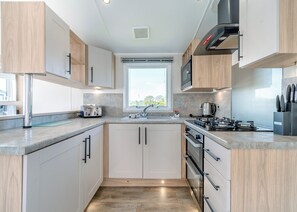 Fridge, oven, stovetop, toaster - Platinum Caravan 6 Berth (3 bed) (Pet) (Skegness)