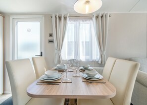 Dining - Platinum Caravan 6 Berth (3 bed) (Pet) (Skegness)