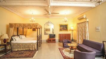 Classic Room | Individually furnished, desk, free WiFi, bed sheets