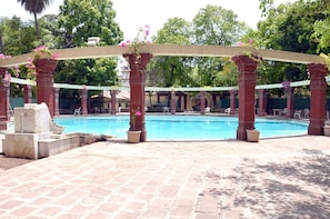 Swim-up bar