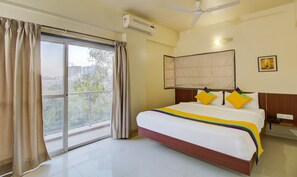 Premium Double Room | Desk, iron/ironing board - Itsy Hotels Sky Vista (Pune)