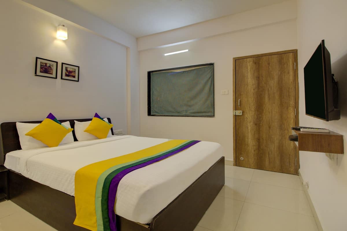 Habitación doble económica | 1 habitación, escritorio y tabla de planchar con plancha