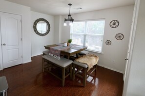 Dining - 3 Bedroom Dallas Escape (Dallas)