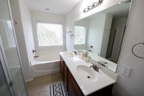 Hair dryer, bidet, towels, soap - 3 Bedroom Dallas Escape (Dallas)