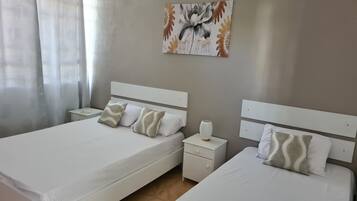 4 makuuhuonetta, silitysrauta/-lauta, ilmainen Wi-Fi, vuodevaatteet