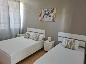 4 slaapkamers, een strijkplank/strijkijzer, gratis wifi, beddengoed