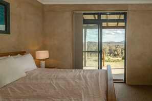 3 quartos, escrivaninha, ferros/tábuas de passar roupa, roupa de cama