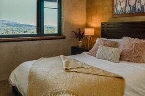 3 habitaciones, escritorio y tabla de planchar con plancha 