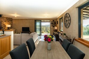 Tv, eldstad, dvd-spelare och böcker