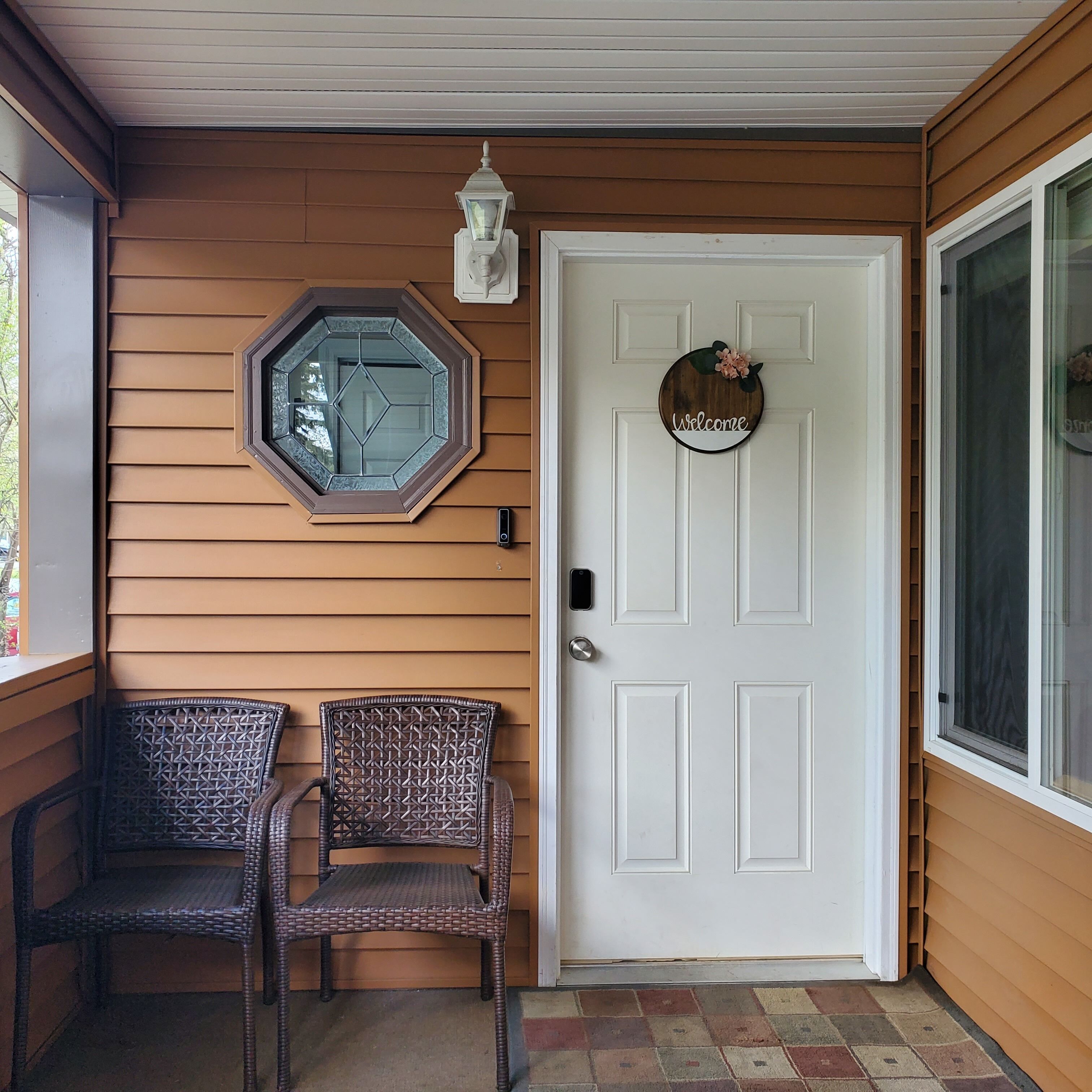 Enough space for the whole family near hiking trails and mountains. 