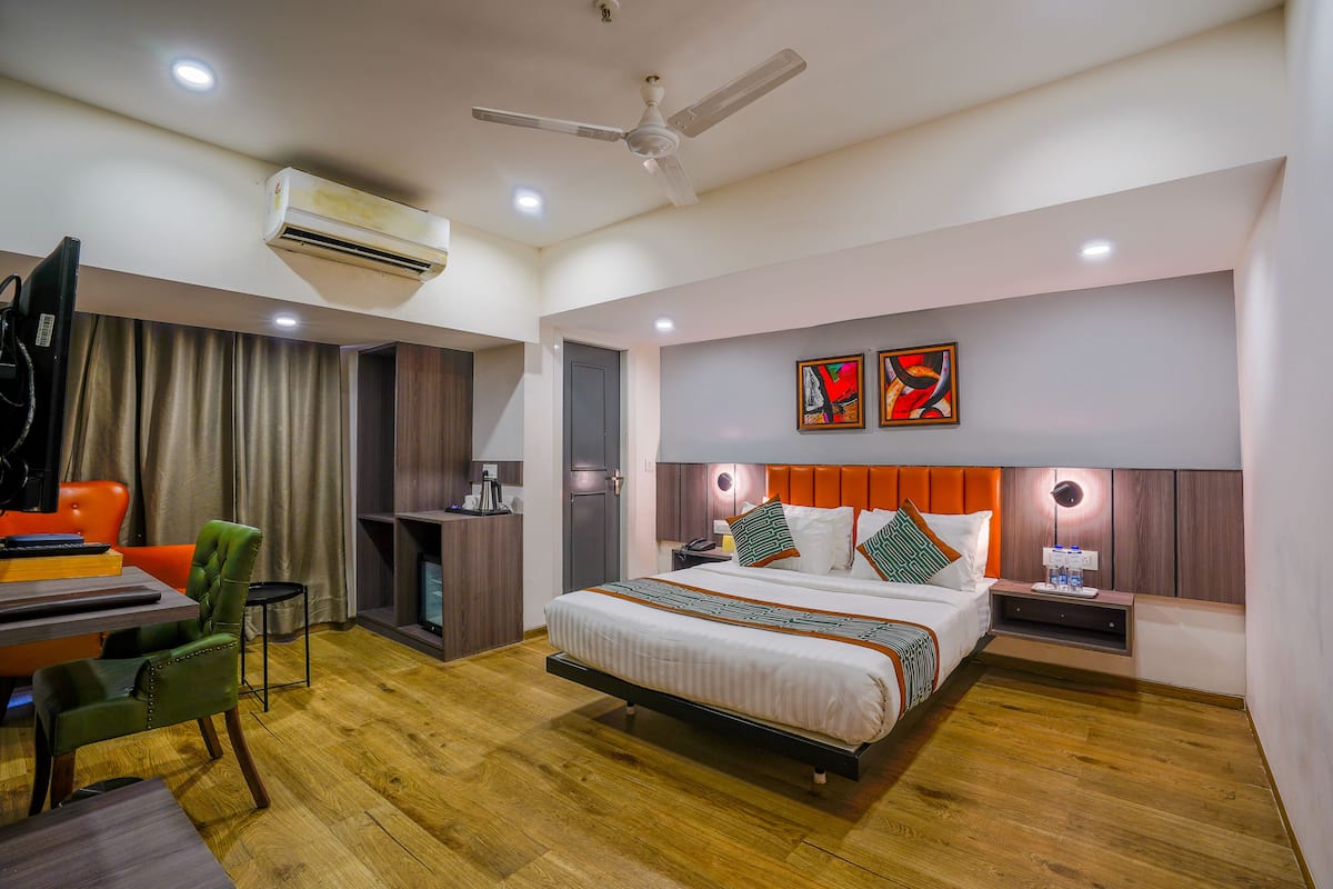 Down duvets, in-room safe, desk, laptop workspace