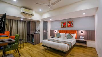 Cubrecamas, caja de seguridad en la habitación y escritorio