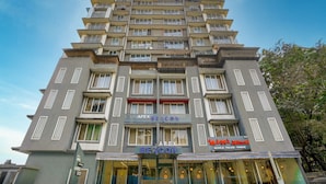 A multi-story building with balconies and a sign that reads "APEX BEACON". - Apex Beacon Hotel, Mumbai (Mumbai)