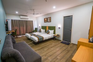 Kamar Eksekutif | Selimut bulu angsa, brankas, meja kerja, dan ruang kerja ramah laptop