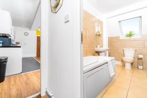 ヘアドライヤー、タオル、石鹸、シャンプー