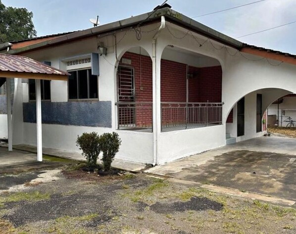 Vista frontal de la propiedad