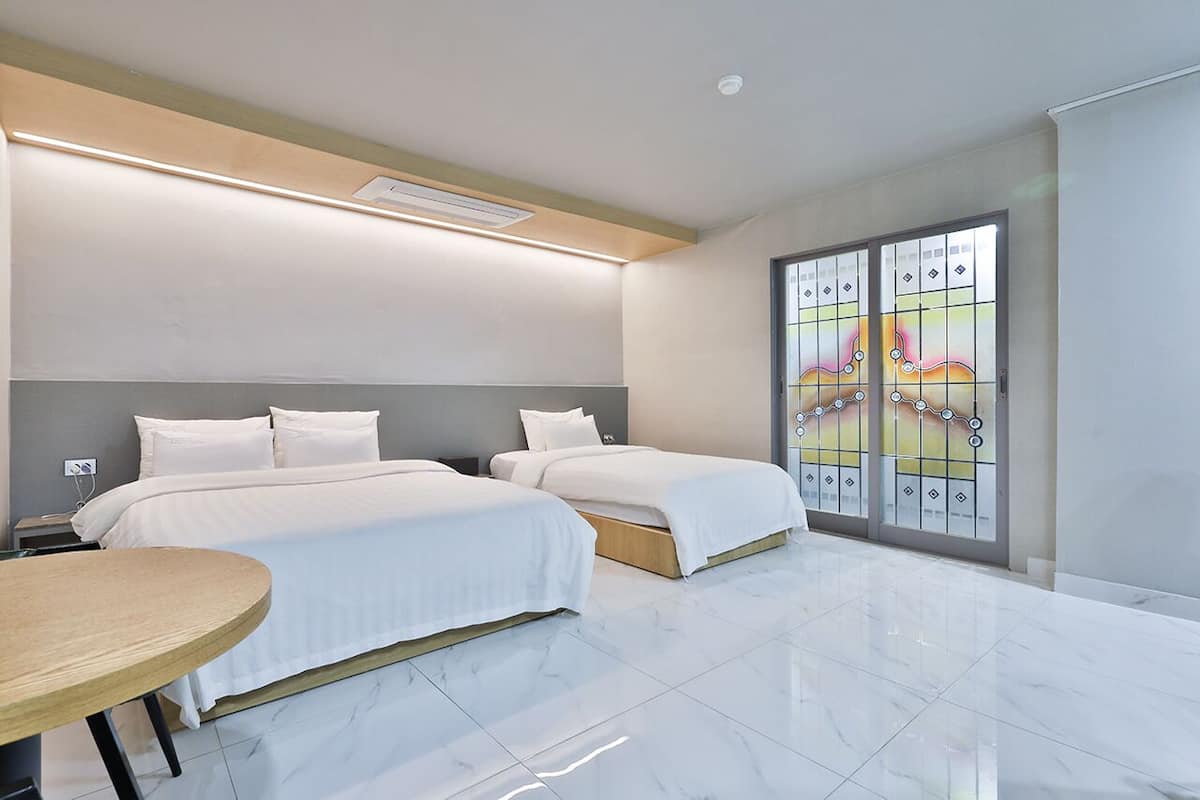 Habitación básica con 2 camas individuales | Escritorio y wifi gratis
