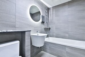 Basic Double Room | Bathroom | Slippers, towels - Shire hotel Busan-station (Busan)